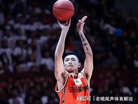 包含集结日山东男篮内部沟通——中超节点到来，球迷炸锅，阵容厚度经受考验的词条-LOL全球赛事